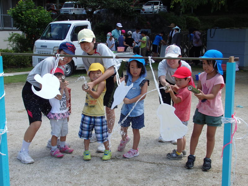 竹水鉄砲を作り、みんなで遊びました